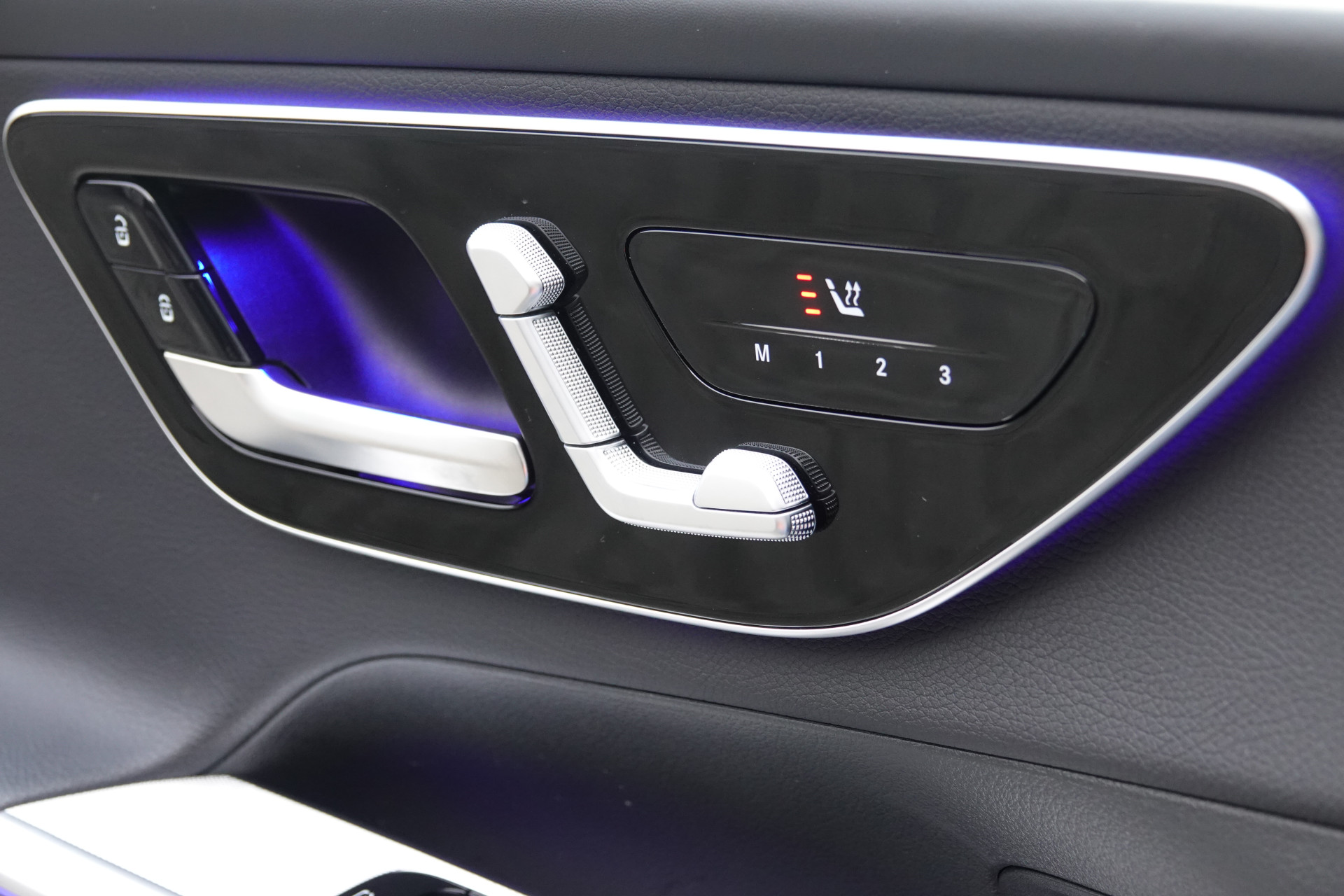 tweedehands Mercedes-Benz GLC 300e 4MATIC AMG Line | Pano | Burmester | Trekhaak | Night Pakket | 360 | Memory |  – beschikbaar bij Van de Velde Auto’s