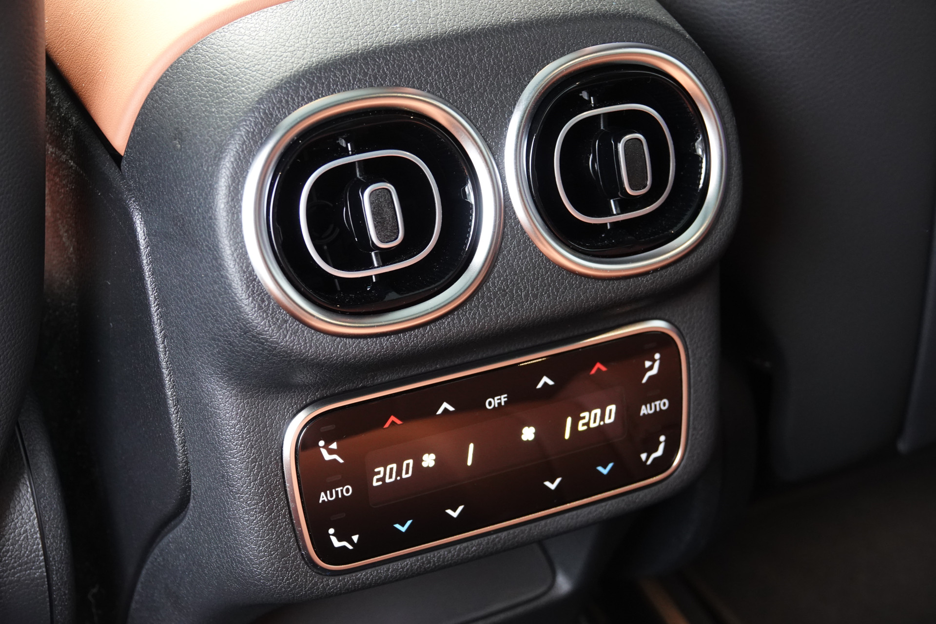 tweedehands Mercedes-Benz GLC 400e 4MATIC AMG Line | Pano | Achteras Sturing | Luchtvering | Burmester | Trekhaak | HUD |  – beschikbaar bij Van de Velde Auto’s