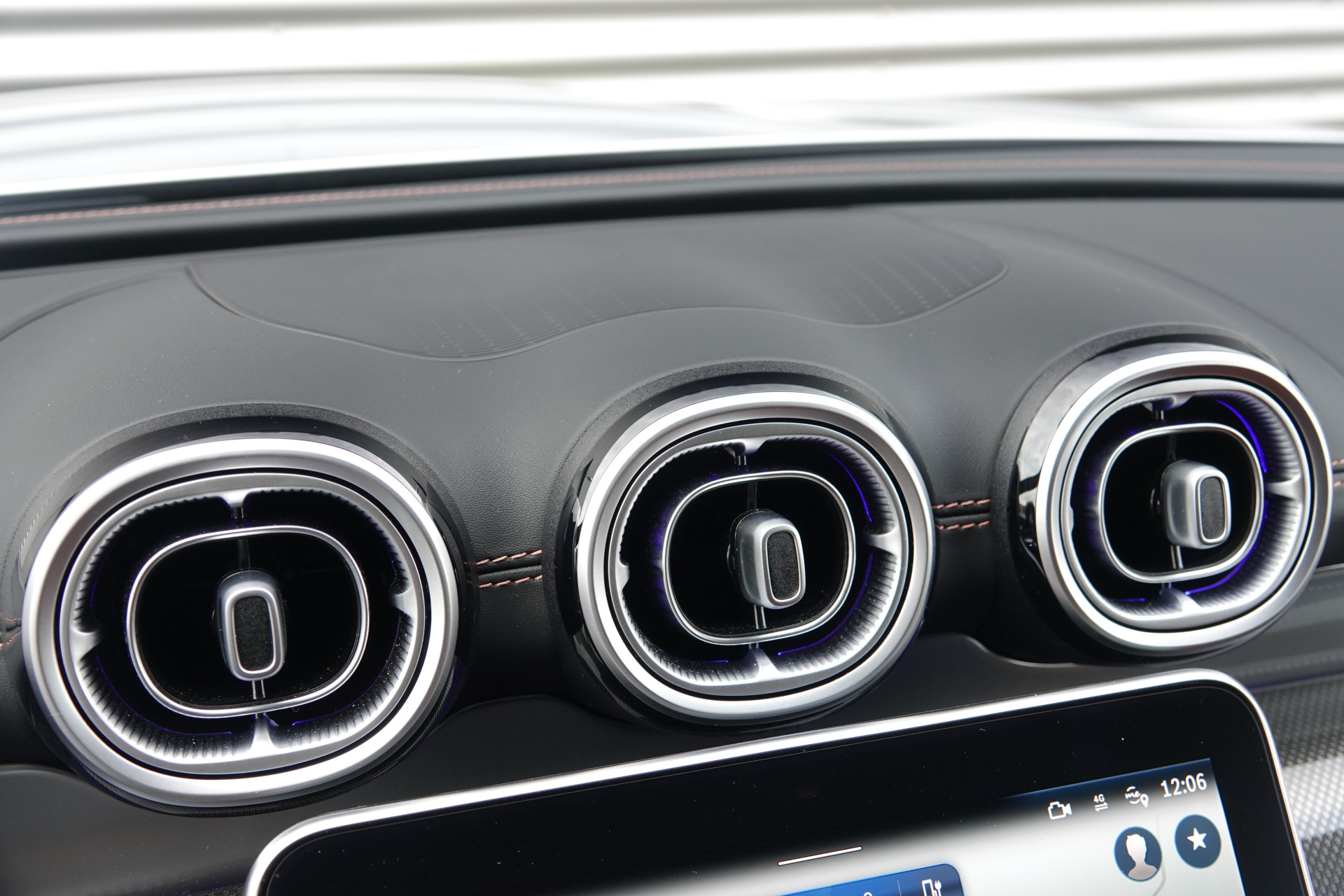 tweedehands Mercedes-Benz GLC 400e 4MATIC AMG Line | Pano | Achteras Sturing | Luchtvering | Burmester | Trekhaak | HUD |  – beschikbaar bij Van de Velde Auto’s