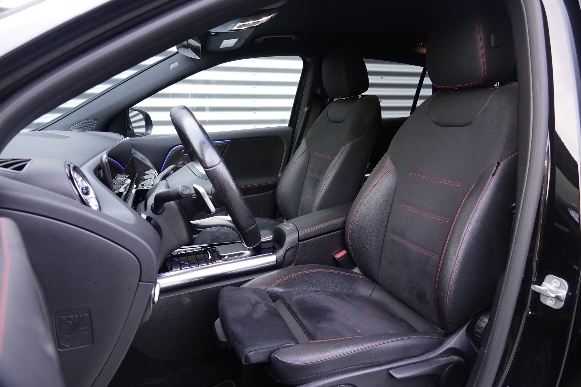 tweedehands Mercedes-Benz GLA 200 AMG Line Night Pakket | Trekhaak | Sfeerverlichting | Camera | BTW |  – beschikbaar bij Van de Velde Auto’s