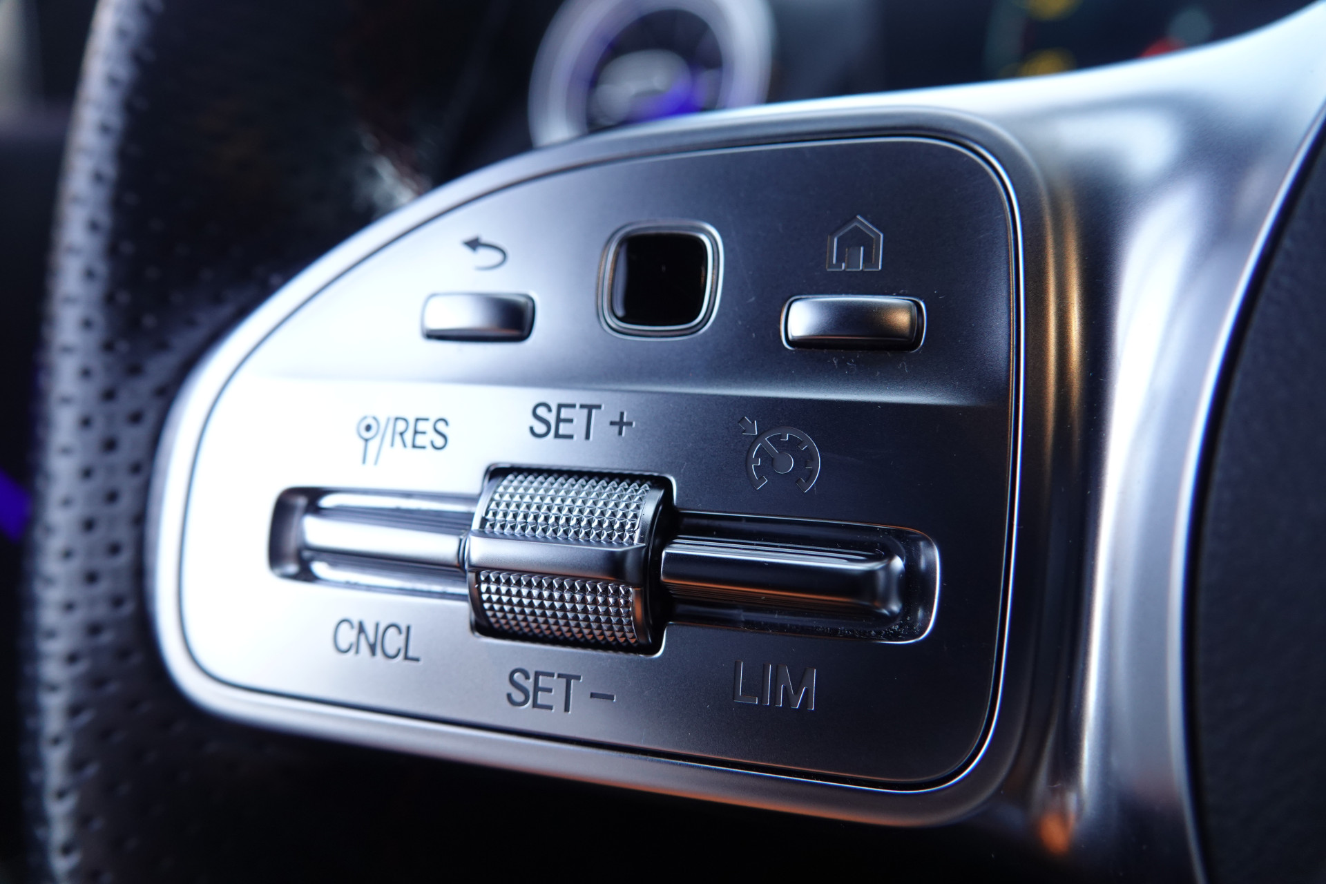 tweedehands Mercedes-Benz GLA 200 AMG Line Night Pakket | Trekhaak | Sfeerverlichting | Camera | BTW |  – beschikbaar bij Van de Velde Auto’s