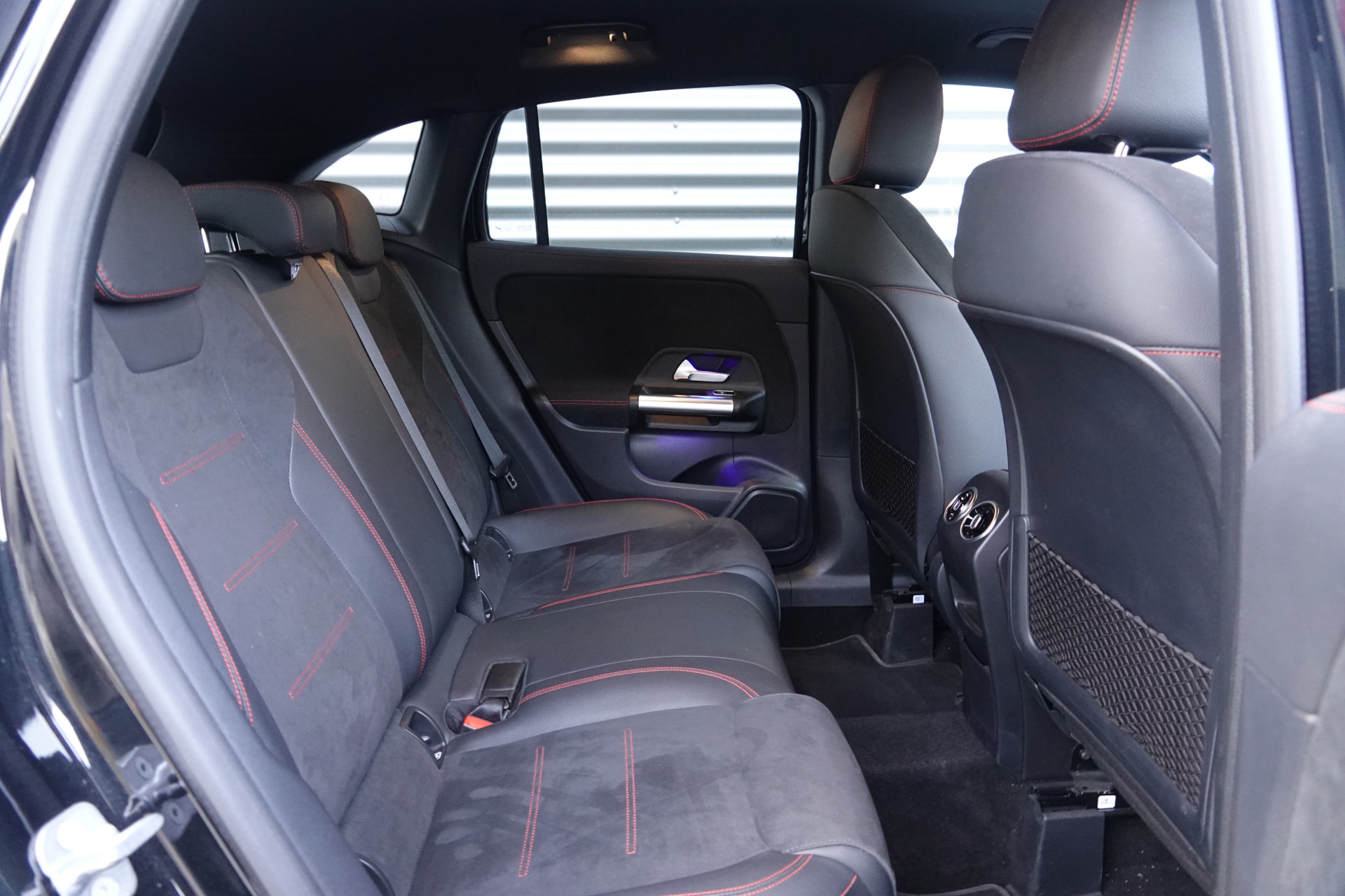 tweedehands Mercedes-Benz GLA 200 AMG Line Night Pakket | Trekhaak | Sfeerverlichting | Camera | BTW |  – beschikbaar bij Van de Velde Auto’s