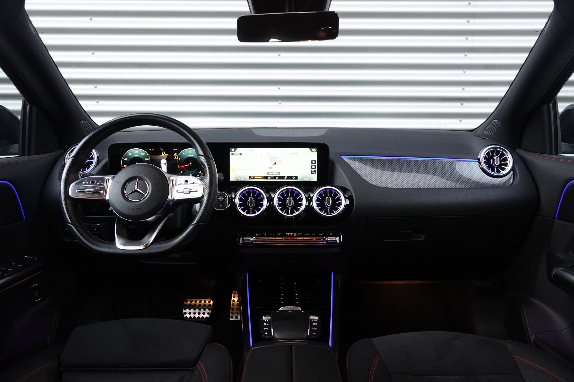 tweedehands Mercedes-Benz GLA 200 AMG Line Night Pakket | Trekhaak | Sfeerverlichting | Camera | BTW |  – beschikbaar bij Van de Velde Auto’s