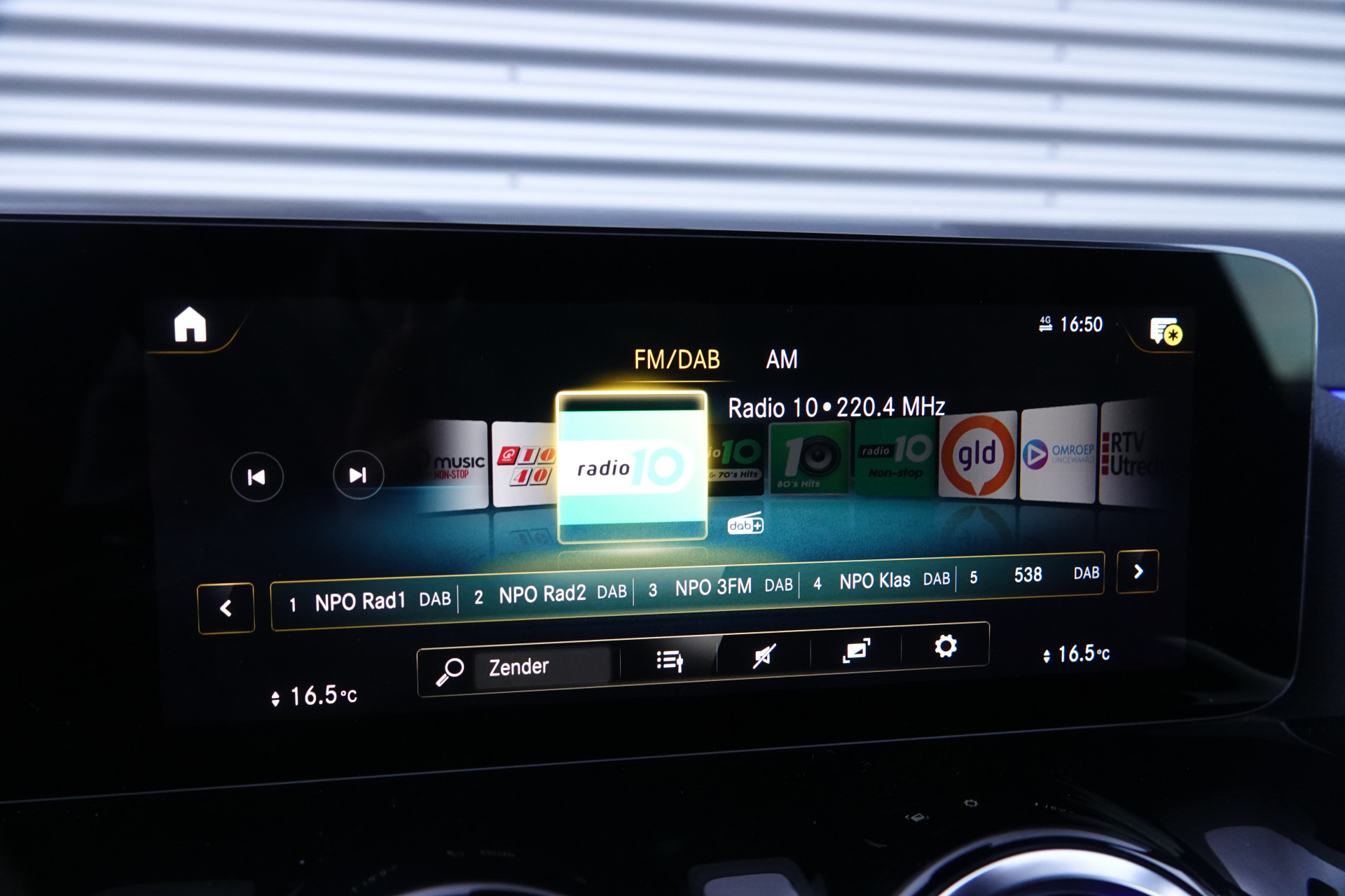 tweedehands Mercedes-Benz GLA 200 AMG Line Night Pakket | Trekhaak | Sfeerverlichting | Camera | BTW |  – beschikbaar bij Van de Velde Auto’s