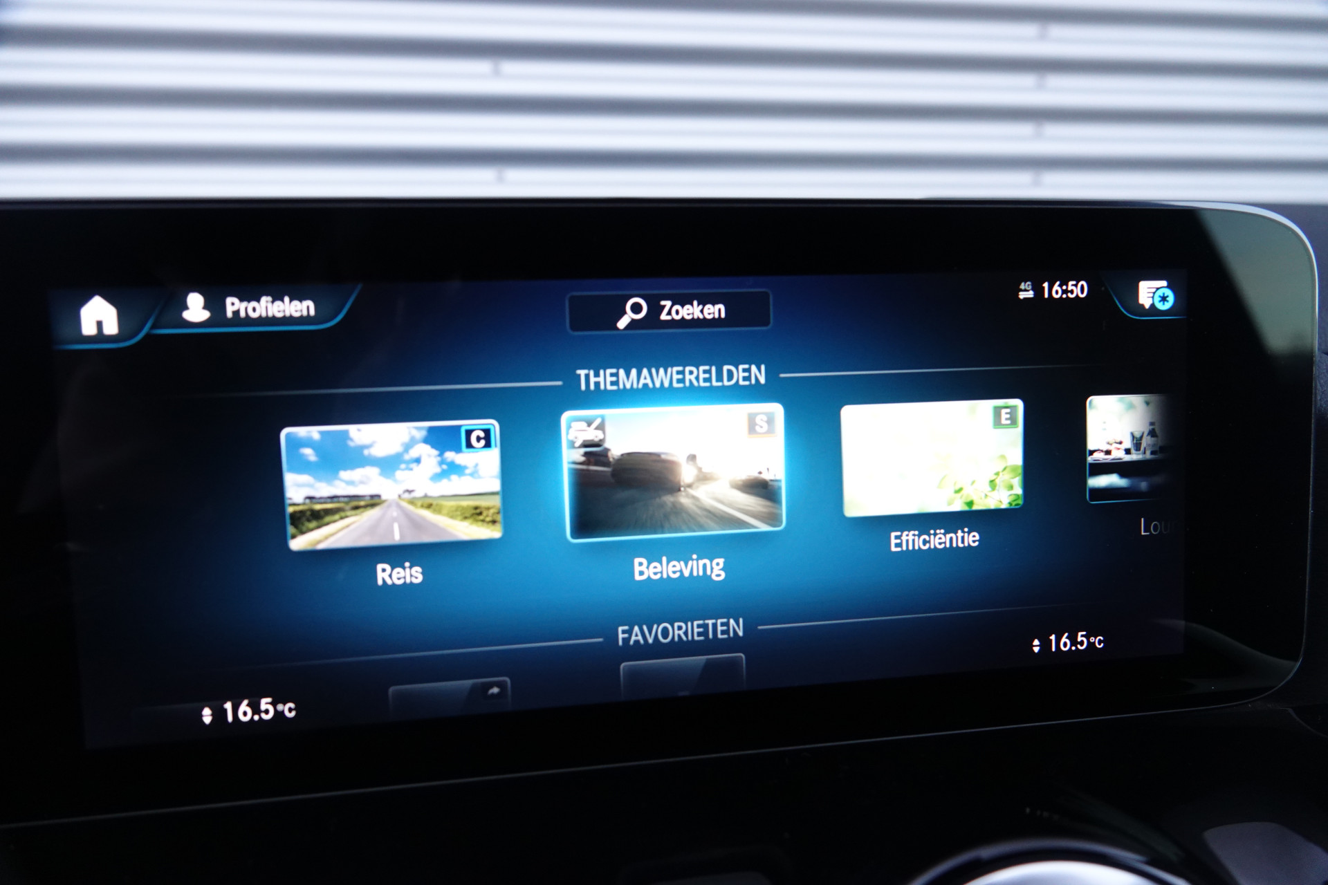 tweedehands Mercedes-Benz GLA 200 AMG Line Night Pakket | Trekhaak | Sfeerverlichting | Camera | BTW |  – beschikbaar bij Van de Velde Auto’s