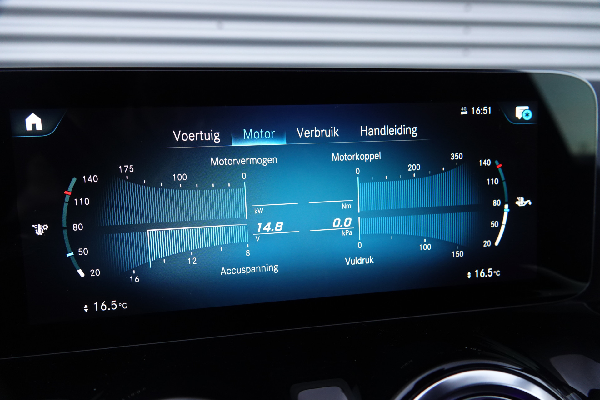 tweedehands Mercedes-Benz GLA 200 AMG Line Night Pakket | Trekhaak | Sfeerverlichting | Camera | BTW |  – beschikbaar bij Van de Velde Auto’s