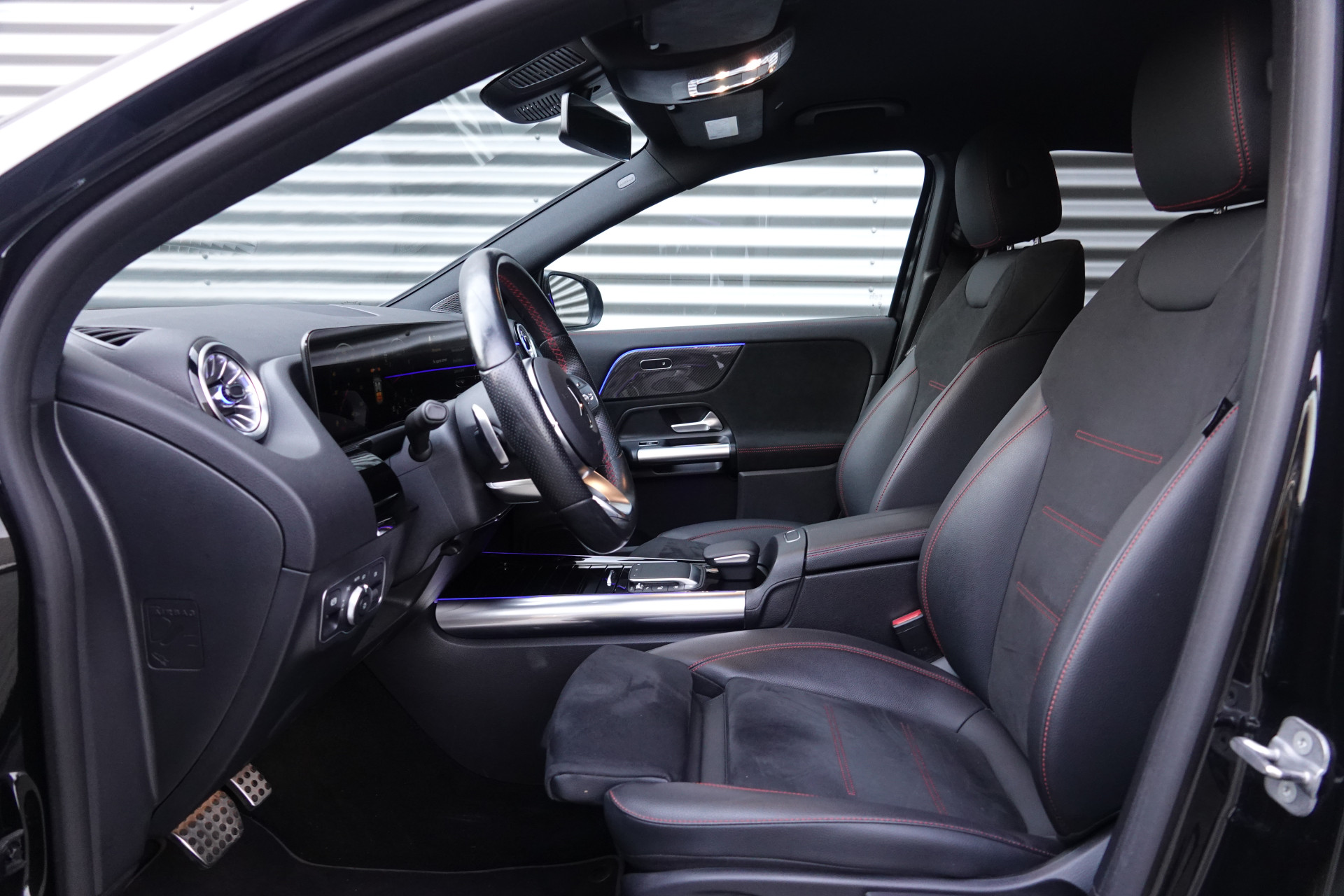 tweedehands Mercedes-Benz GLA 200 AMG Line Night Pakket | Trekhaak | Sfeerverlichting | Camera | BTW |  – beschikbaar bij Van de Velde Auto’s