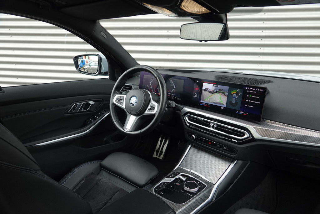 tweedehands BMW 3 Serie Touring 330e xDrive M-Sport | Panoramadak | HUD | Facelift | Camera | SOH 99% |  – beschikbaar bij Van de Velde Auto’s