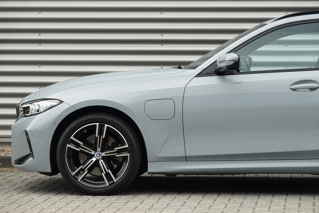 tweedehands BMW 3 Serie Touring 330e xDrive M-Sport | Panoramadak | HUD | Facelift | Camera | SOH 99% |  – beschikbaar bij Van de Velde Auto’s