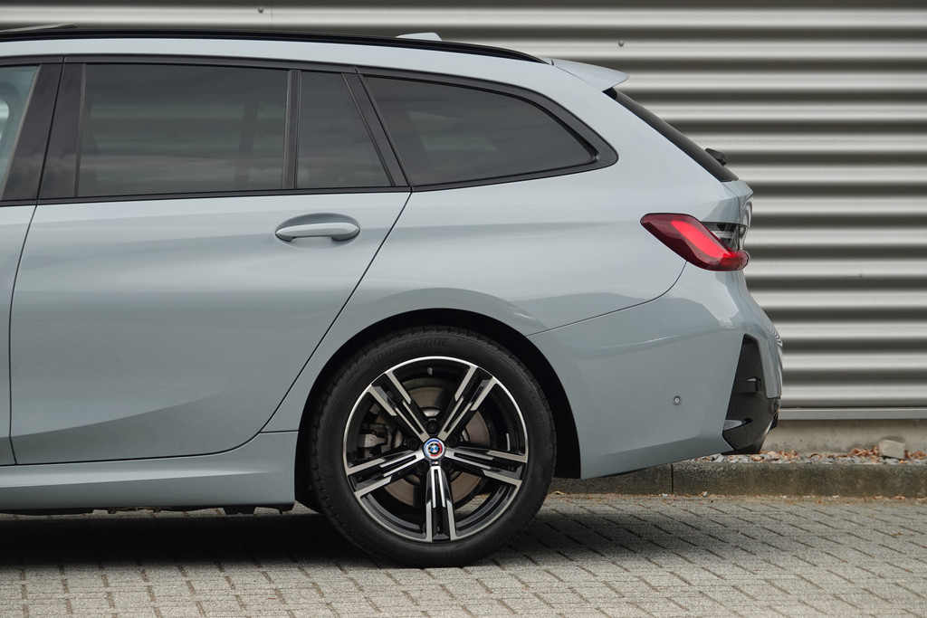 tweedehands BMW 3 Serie Touring 330e xDrive M-Sport | Panoramadak | HUD | Facelift | Camera | SOH 99% |  – beschikbaar bij Van de Velde Auto’s